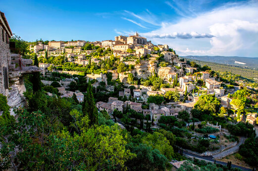 Pueblo en la cima de Gordes, Provenza, casas de piedra, paisaje Luberon.