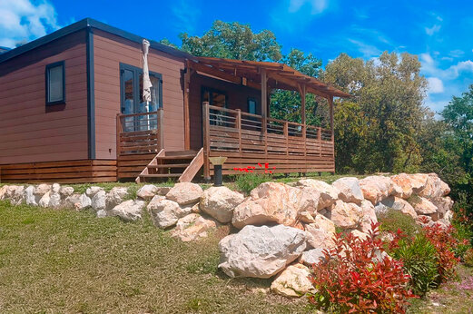 Casa m�vil moderna con terraza de madera en el camping CLICOCHIC Les Sources de Gordes en GORDES (84).
