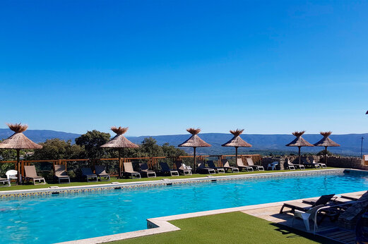 Piscina exterior, sombrillas y sillas en CLICOCHIC Les Sources de Gordes, GORDES (84).