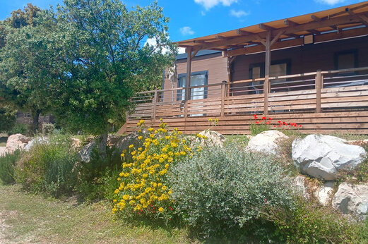 Mobil-home moderno con terraza de madera en camping CLICOCHIC Les Sources de Gordes (84).