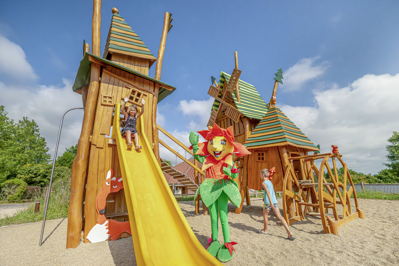 Tobog�n, zona de juegos camping CLICOCHIC Source du Jabron en Comps.