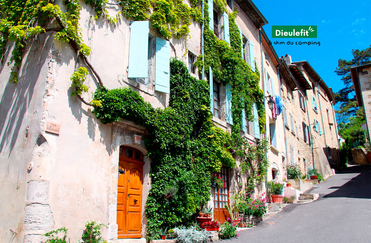 Calle pintoresca y casas floridas en Dieulefit, encantadora ciudad de la Dr�me Proven�ale.