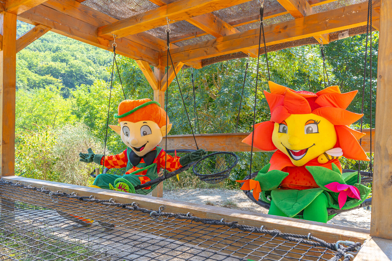 Mascotas sonrientes en columpios, juegos en el camping CLICOCHIC Source du Jabron.