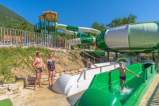 Toboganes acuáticos del camping CLICOCHIC Source du Jabron en Comps (26).