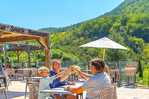 Bar restaurante, familia en camping CLICOCHIC Source du Jabron en Comps (26).