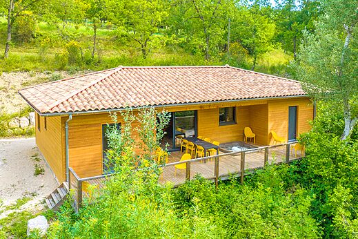 Mobil-home, jacuzzi privado y terraza en camping CLICOCHIC Source du Jabron en Comps (26).