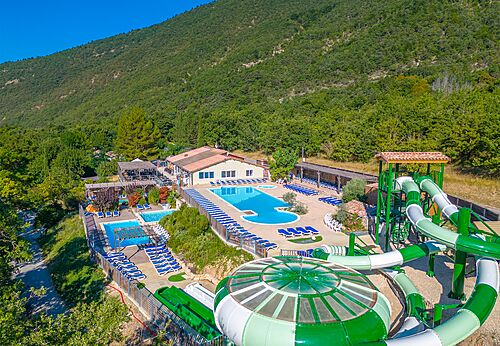 Piscinas exteriores, toboganes acuáticos y juegos en camping CLICOCHIC Source du Jabron Comps (26).