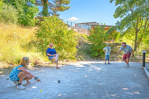 Familia jugando a la petanca en el camping CLICOCHIC Source du Jabron en Comps (26).