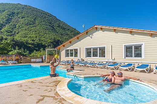 Piscina exterior, jacuzzi y familias en el camping CLICOCHIC Source du Jabron.