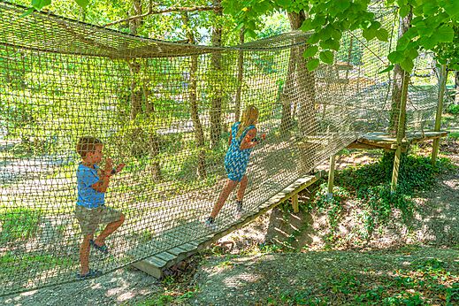 Niños en recorrido de aventura con red en camping CLICOCHIC Source du Jabron en Comps (26).