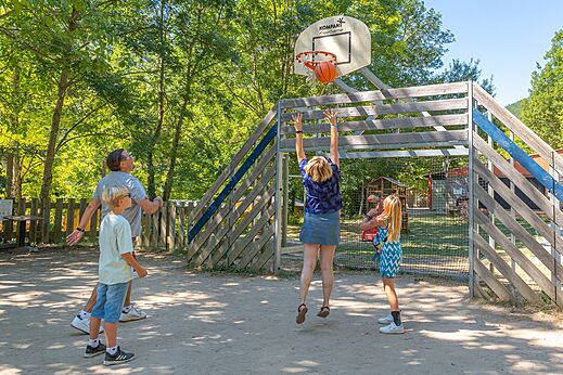 Familia jugando baloncesto en la cancha deportiva al camping CLICOCHIC Source du Jabron.