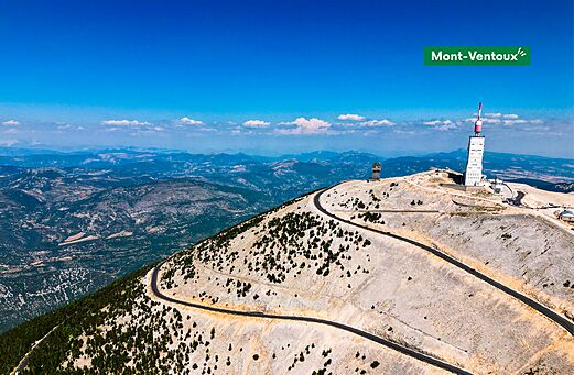 Cima del Mont Ventoux con su observatorio y carretera sinuosa en Provenza.