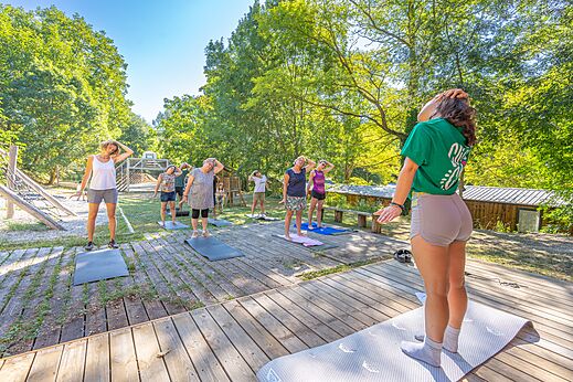 Clase de yoga exterior en camping CLICOCHIC Source du Jabron en Comps.