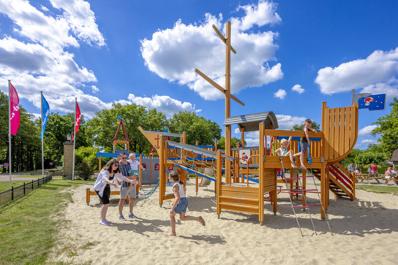 Juego Carabouille - Gran parque infantil barco pirata con ni�os en el camping CAPFUN De Sprookjescamping en Rheeze.