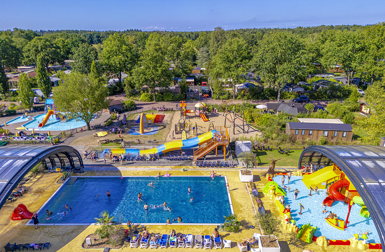Piscinas, toboganes y juegos acu�ticos en el camping CAPFUN De Sprookjescamping en Rheeze.
