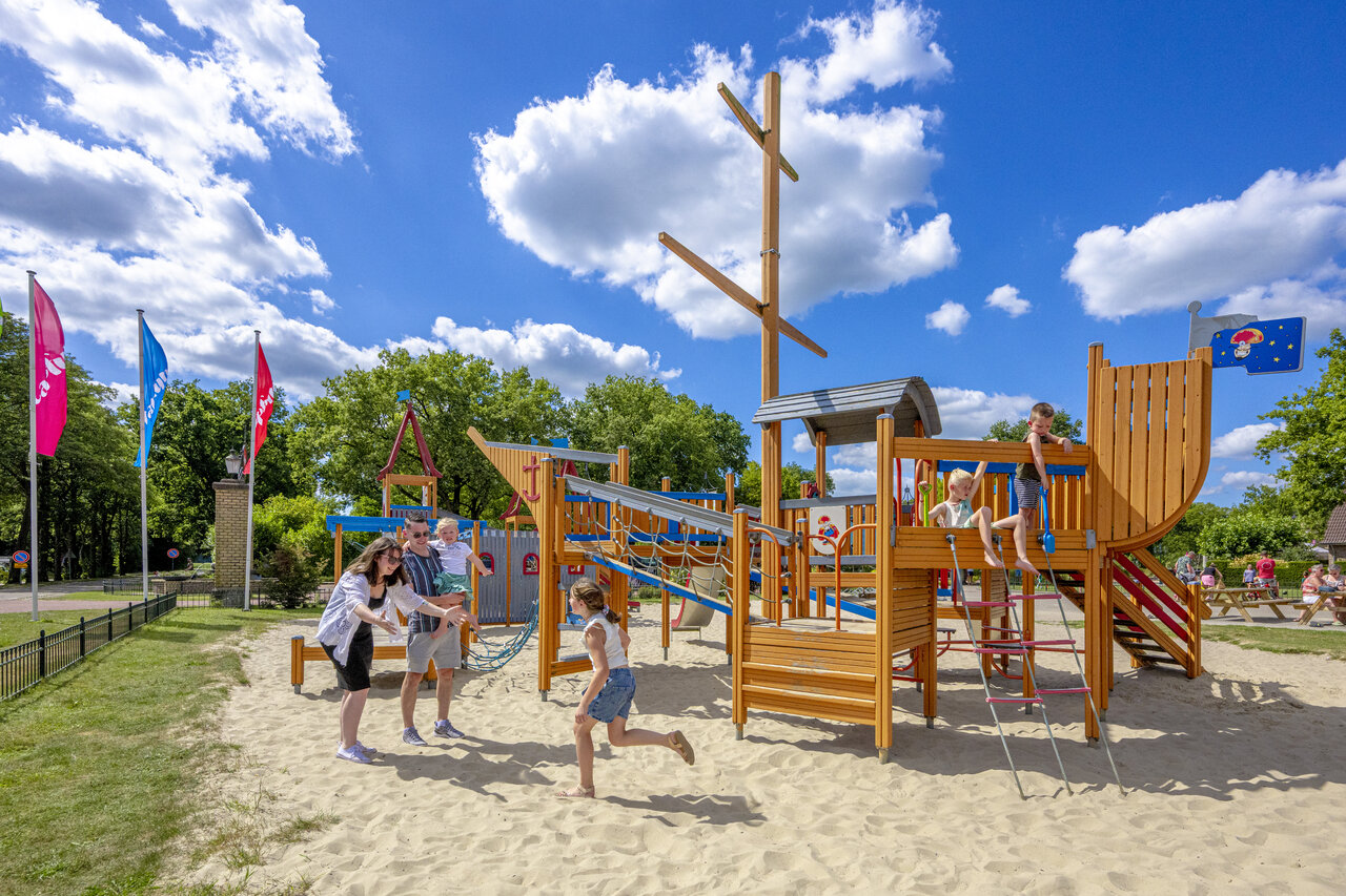Gran parque infantil barco pirata con ni�os en el camping CAPFUN De Sprookjescamping en Rheeze.
