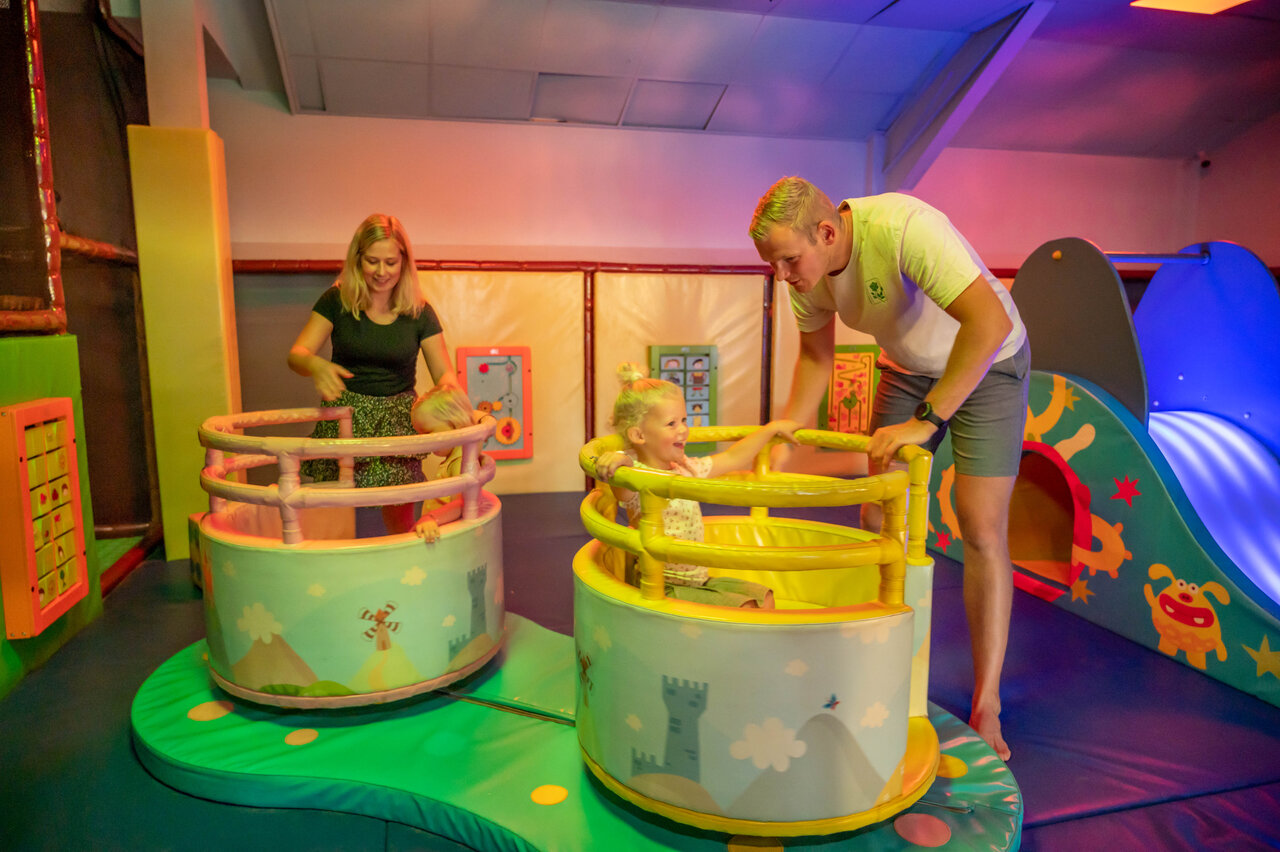 Zona de juegos interior con ni�os y padres en el camping CAPFUN De Sprookjescamping en Rheeze.