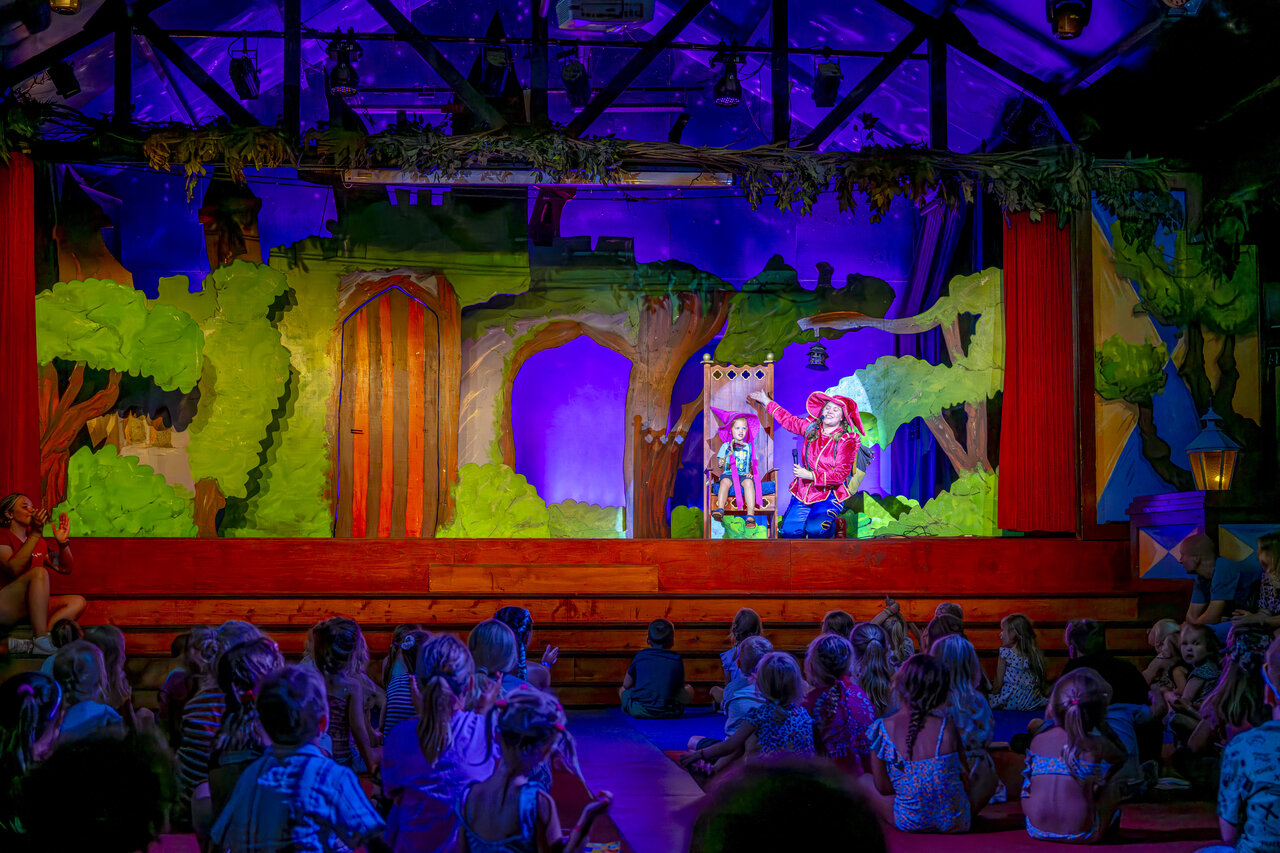 Espect�culo infantil en escenario con decorados en el camping CAPFUN De Sprookjescamping en Rheeze.