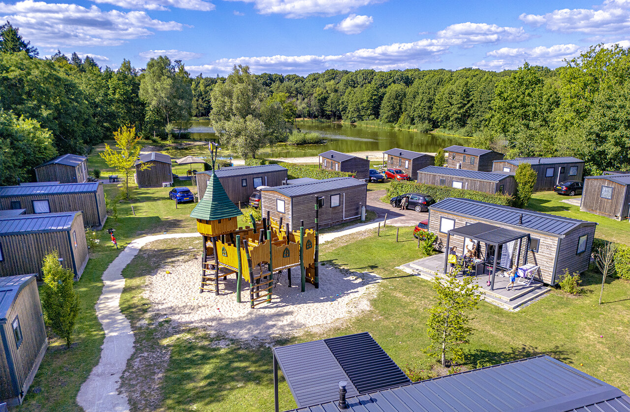 Mobil-homes y zona de juegos del CAPFUN De Sprookjescamping en Rheeze.