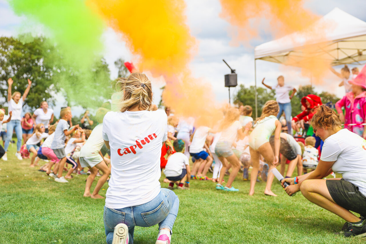Actividad de polvo de colores para ni�os y adultos en el camping CAPFUN De Sprookjescamping en Rheeze.
