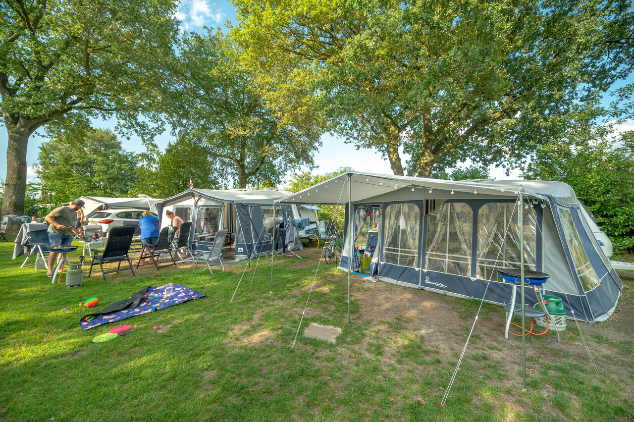 Amplias parcelas para caravanas con toldos y familias en el camping CAPFUN De Sprookjescamping en Rheeze.