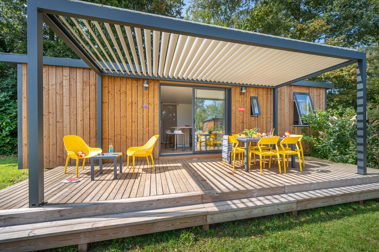 Mobil-home moderno con terraza de madera y p�rgola en el camping CAPFUN De Sprookjescamping en Rheeze.