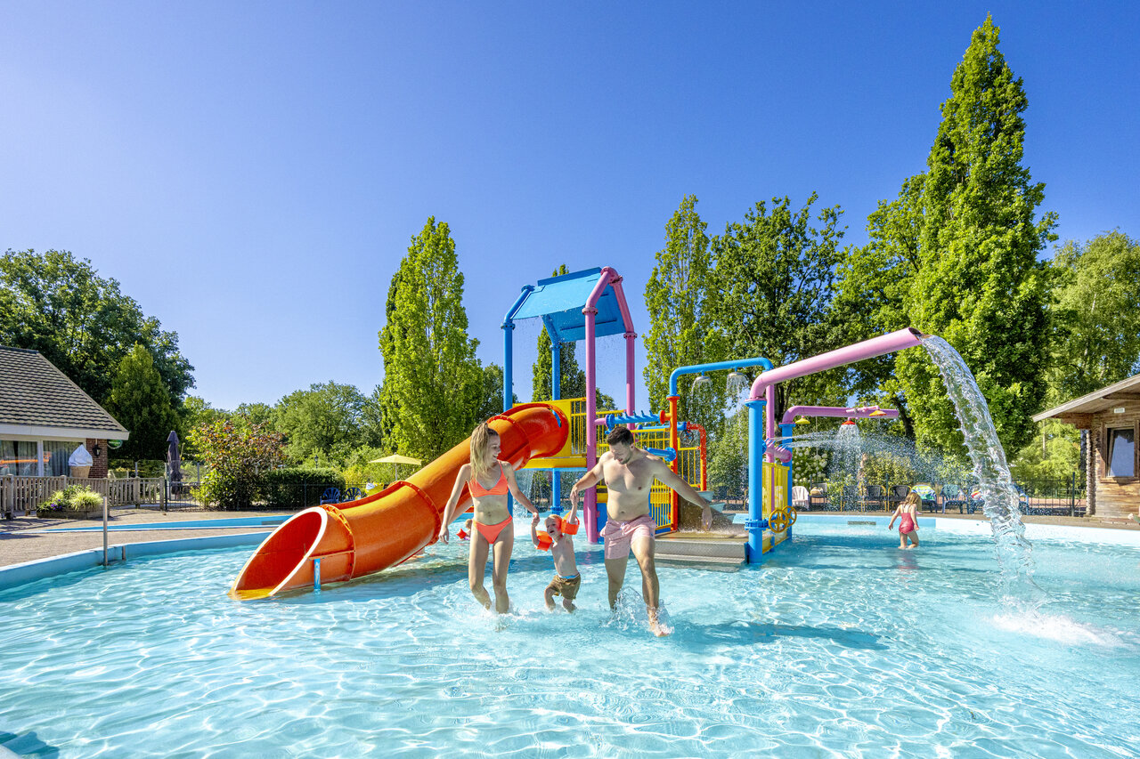 Piscina familiar, tobog�n y juegos acu�ticos en el camping CAPFUN De Sprookjescamping en Rheeze.