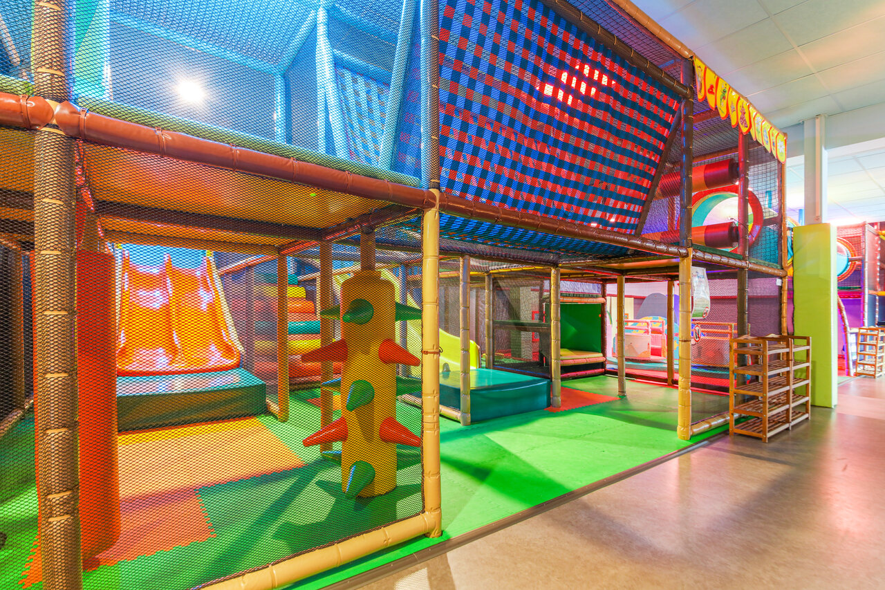 Gran �rea de juegos interior colorida para ni�os en el camping CAPFUN De Sprookjescamping en Rheeze.