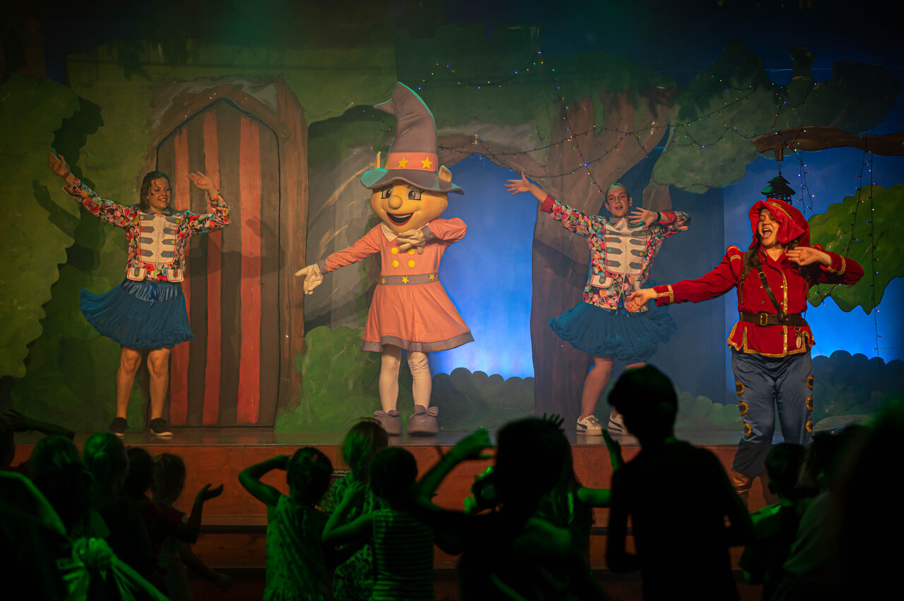 Espect�culo de animaci�n con mascotas y artistas para ni�os en el camping CAPFUN De Sprookjescamping en Rheeze.