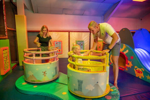 Zona de juegos interior con niños y padres en el camping CAPFUN De Sprookjescamping en Rheeze.