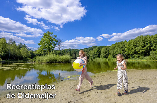 Ni�as jugando en la playa del lago recreativo Oldemeijer, cerca de Rheeze.