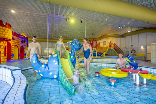 Piscina cubierta, tobogán y juegos en el camping CAPFUN De Sprookjescamping en Rheeze.