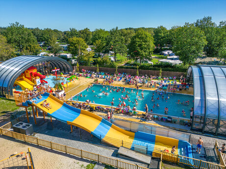 Piscina exterior y toboganes gigantes en el camping CAPFUN De Sprookjescamping en Rheeze.