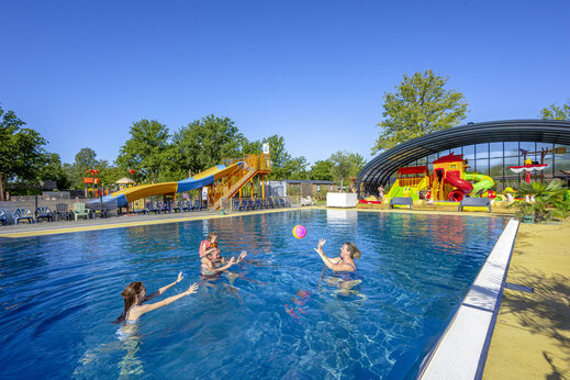 Piscina exterior, tobog�n y juegos en el camping CAPFUN De Sprookjescamping en Rheeze.