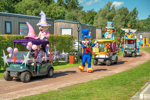 Desfile de animaci�n con mascotas y carritos decorados en el camping CAPFUN De Sprookjescamping en Rheeze.