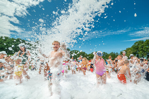 Ni�os y adultos disfrutando de una fiesta de espuma en el camping CAPFUN De Sprookjescamping en Rheeze.