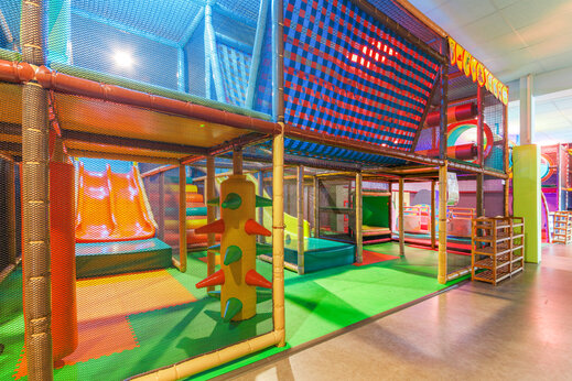 Gran �rea de juegos interior con toboganes en el camping CAPFUN De Sprookjescamping en Rheeze.