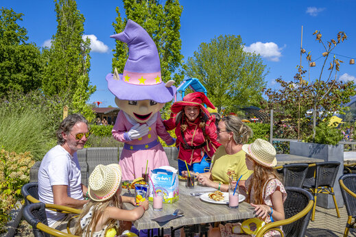 Familia y mascotas en el restaurante del camping CAPFUN De Sprookjescamping Rheeze.