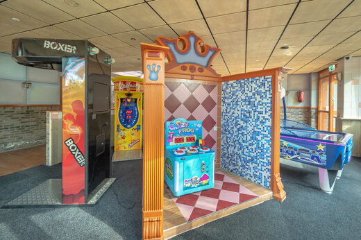 Sala de juegos con m�quinas recreativas y air hockey en CAPFUN De Sprookjescamping Rheeze.