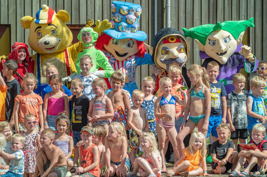 Niños posando con mascotas de animación en el camping CAPFUN De Sprookjescamping en Rheeze.