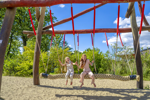 Gran columpio de cuerda para ni�os en el camping CAPFUN De Sprookjescamping en Rheeze.