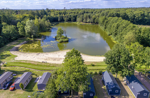 Vista a�rea lago, playa de arena y Mobil-homes en el camping CAPFUN De Sprookjescamping en Rheeze.