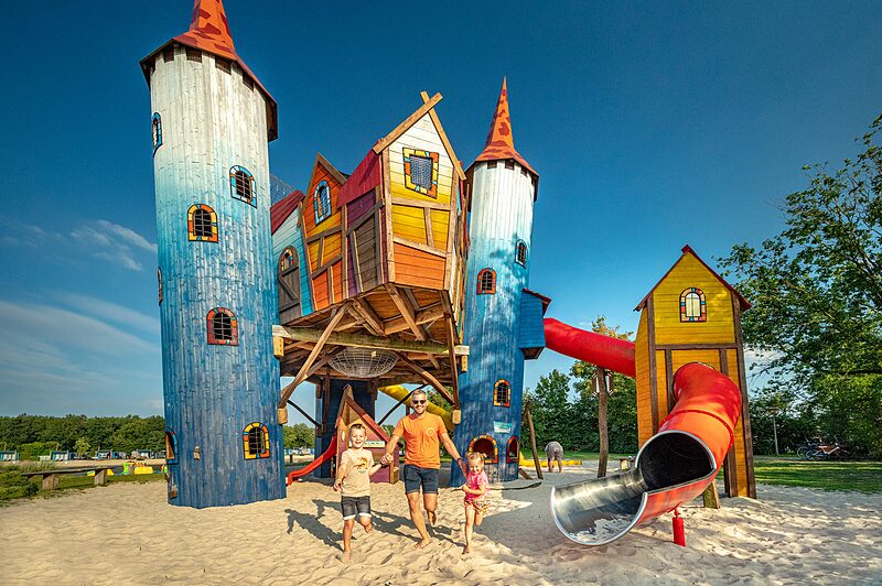 Juego Carabouille - Toboganes y parque infantil castillo colorido en camping CAPFUN Vakantiepark Capfun het Stoetenslagh en Rheezerveen.