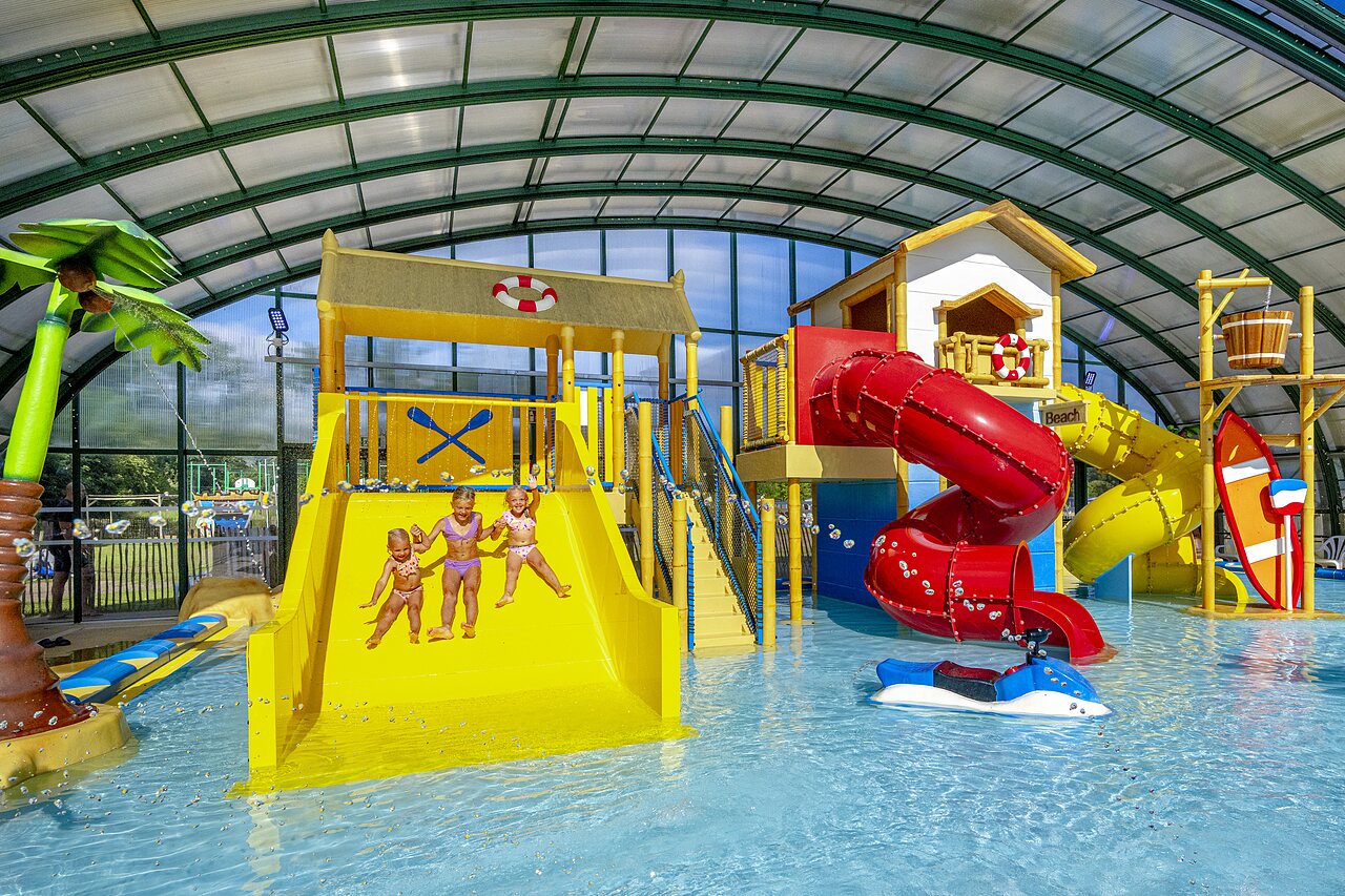 Piscina cubierta, toboganes acu�ticos, ni�os en CAPFUN Vakantiepark Capfun het Stoetenslagh en Rheezerveen.