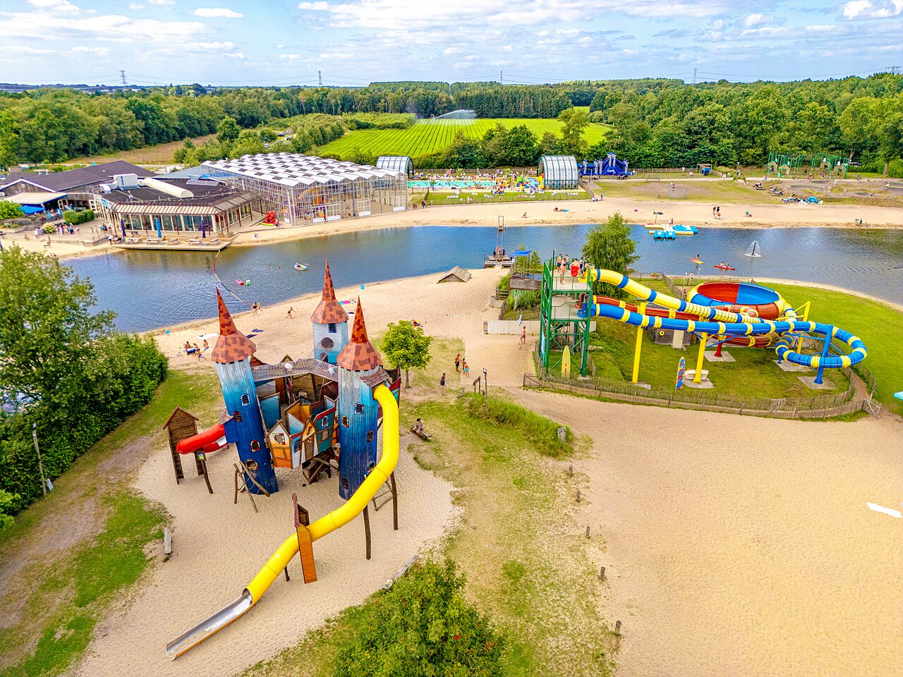 Toboganes acu�ticos, lago y castillo de juegos en el camping CAPFUN Vakantiepark Capfun het Stoetenslagh en Rheezerveen.