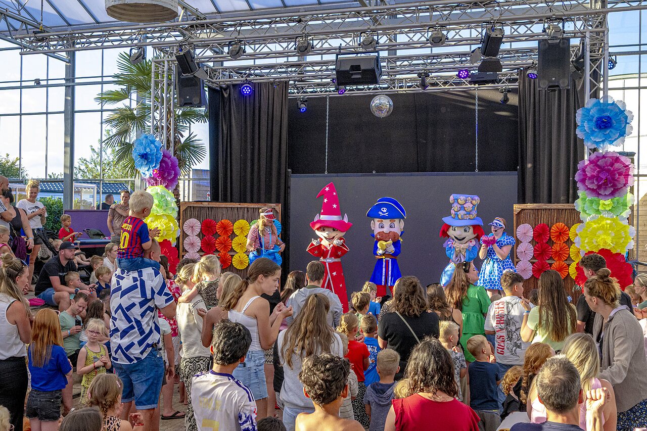 Espect�culo de animaci�n con mascotas y ni�os en el camping CAPFUN Vakantiepark Capfun het Stoetenslagh en Rheezerveen.