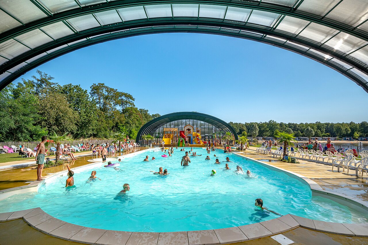 Piscina exterior, toboganes y juegos acu�ticos en el camping CAPFUN het Stoetenslagh Rheezerveen.