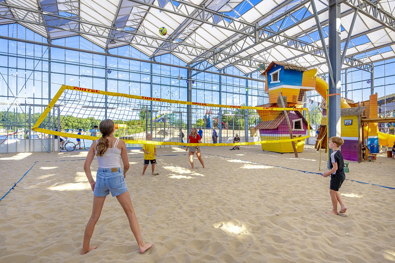 V�ley playa cubierto, juegos infantiles en CAPFUN Vakantiepark Capfun het Stoetenslagh en Rheezerveen.