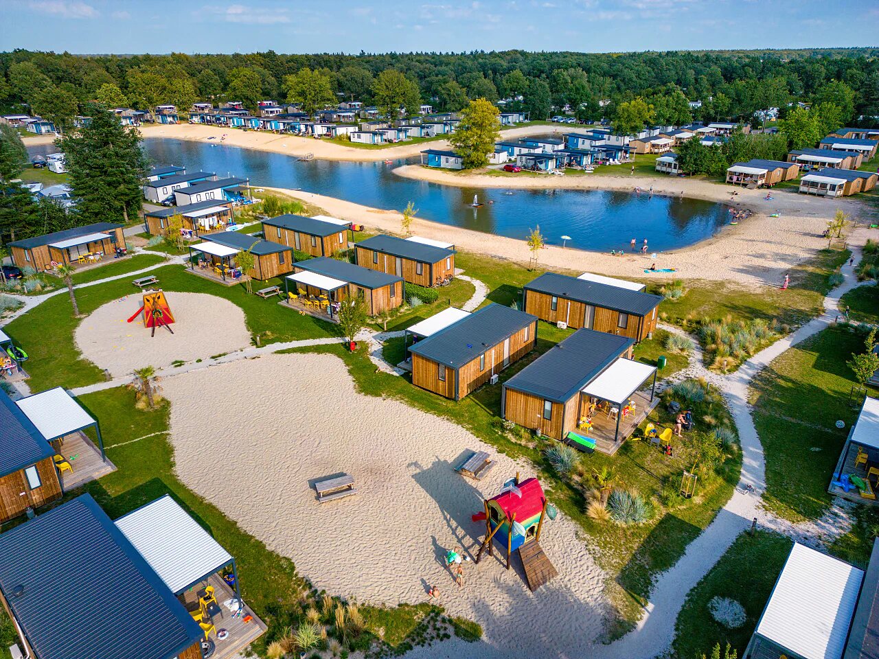 Lago, playa, Mobil-homes en el camping CAPFUN Vakantiepark Capfun het Stoetenslagh en Rheezerveen.