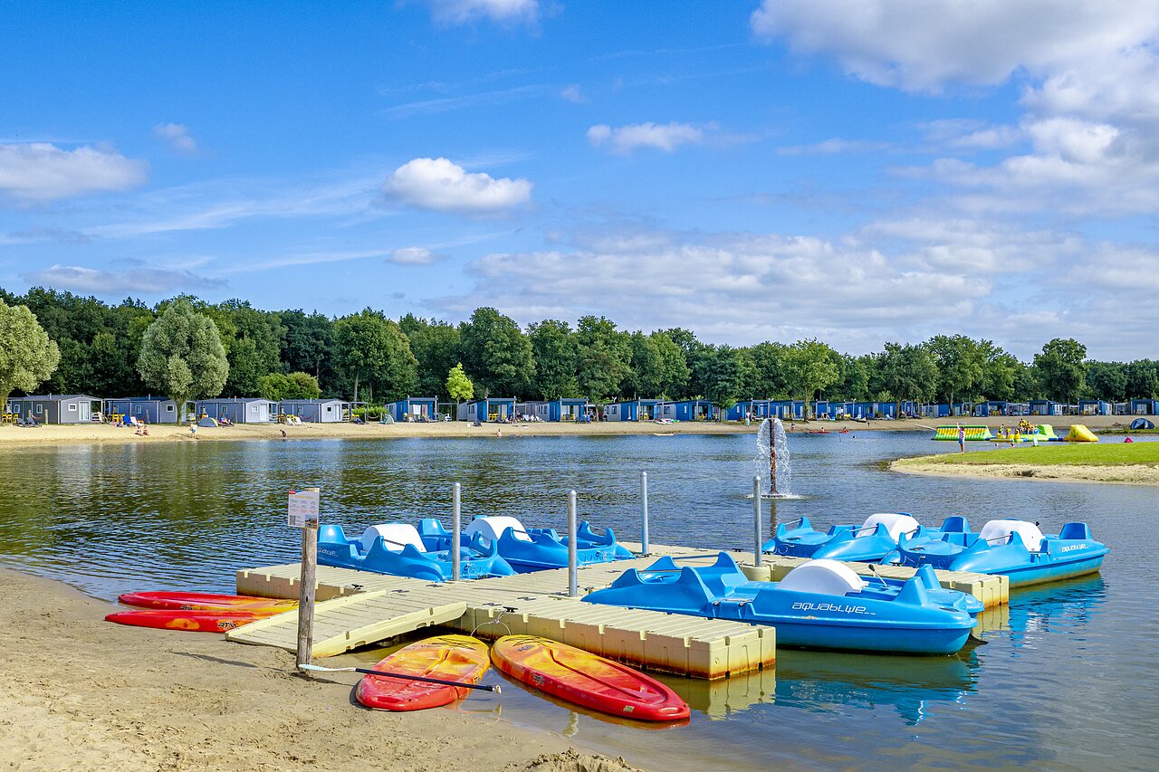Patines de pedales, kayaks y playa de arena del lago en el camping CAPFUN het Stoetenslagh en Rheezerveen.